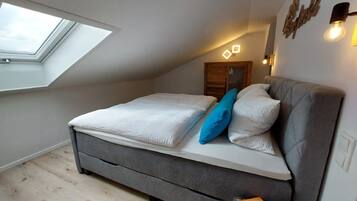 1 bedroom, bed sheets