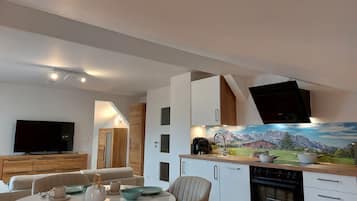 Fridge, oven, stovetop, dishwasher