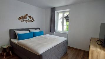 1 bedroom, bed sheets