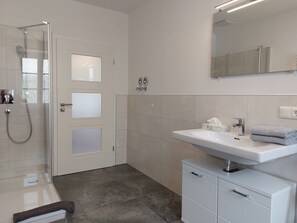 Shower, hair dryer, towels - Ferienwohnung 1 mit Balkon und Bergblick (Berchtesgaden)