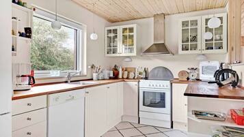 Kjøleskap, ovn, kokeplater og oppvaskmaskin