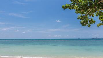 Pantai di sekitar dan pasir putih