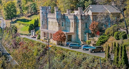 Pets | Wifi | Pond | Fireplace | Deck | Grill | Screen Porch |Private