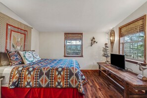 1 bedroom, desk, WiFi, bed sheets