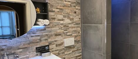 Dusche, Haartrockner, HandtĂŒcher