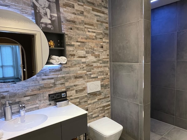 Dusche, Haartrockner, Handtücher