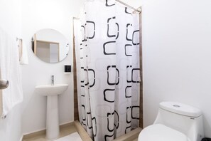 Sèche-cheveux, serviettes fournies