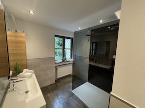 Douche, sèche-cheveux, serviettes fournies