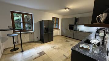Kühlschrank, Mikrowelle, Ofen, Herdplatte