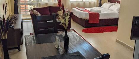 Estudio Deluxe | Escritorio, tabla de planchar con plancha y wifi gratis