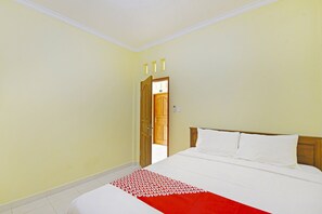 Standard Double Room | Free WiFi, bed sheets - OYO Life 90675 Ld Residence (Nusa Dua)