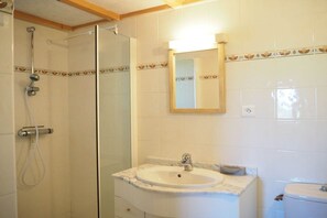 Shower, hair dryer - Cottage in Luberon near Apt Market (Apt)