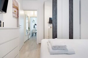 1 bedroom, iron/ironing board, free WiFi, bed sheets - New and cozy Apartment in Center (Milano)