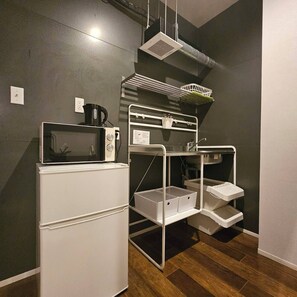 Een koelkast met diepvriezer, een microgolfoven, een diepvriezer