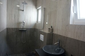Executive Apartment | Bathroom | Hair dryer, heated floors, soap, toilet paper - Villa More A-11 (Sutivan)