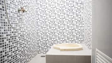 Deluxe eenpersoonskamer | Badkamer | Een douche, zeep
