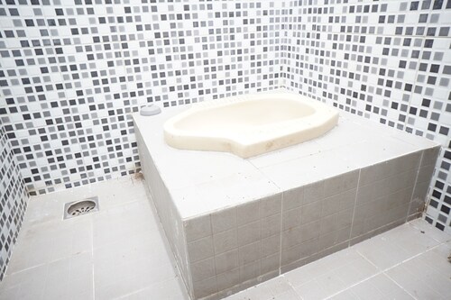 OYO Life 93017 Kost H Soeroso