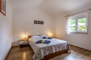 3 dormitorios, tabla de planchar con plancha, cuna de viaje