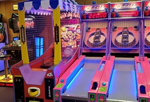 Game room - Sunset Escape - Waterfront, Pool, & More! (Osage Beach)