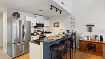 Coffee/tea maker, fridge, microwave, oven