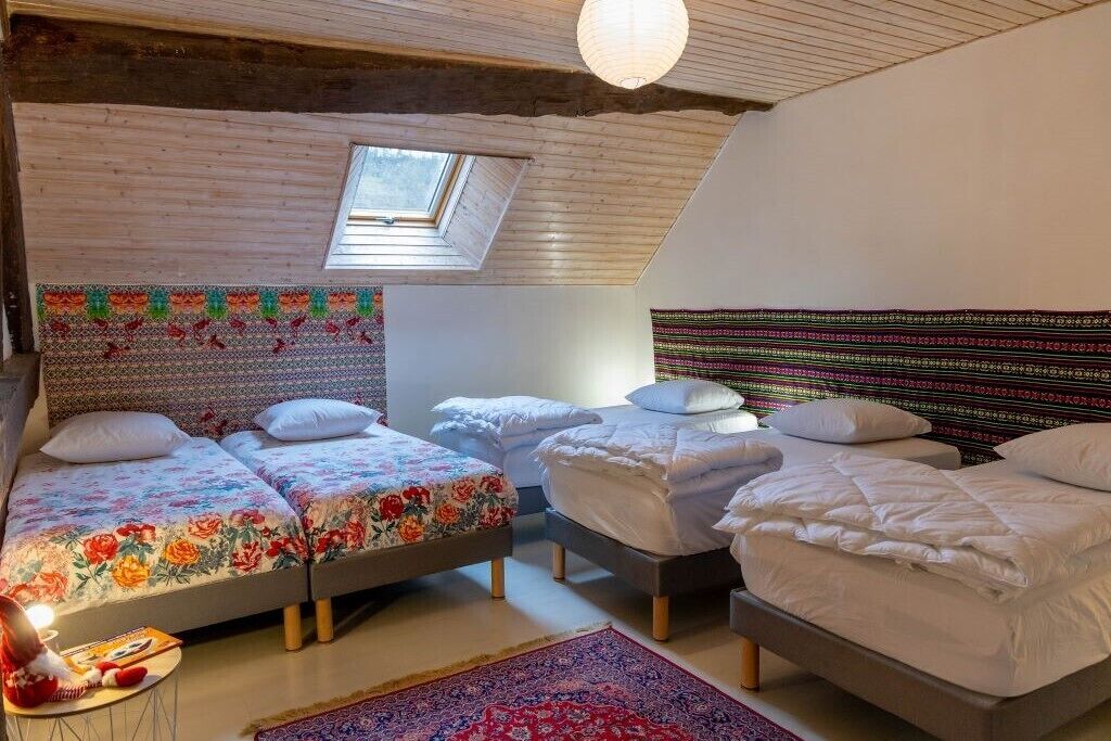 4 slaapkamers, een strijkplank/strijkijzer, reisbedje, gratis wifi