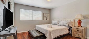 Purple Skies - Lovely Retreat Near the Strip!