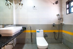Deluxe-Zimmer | Badezimmer | Dusche, kostenlose Toilettenartikel, Bidet, Handtücher