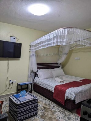 Individually decorated, individually furnished, desk, iron/ironing board - Eilarose Suites (Ruiru)