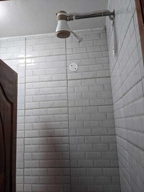 Deluxe Studio, 1 Queen Bed | Bathroom - Eilarose Suites (Ruiru)