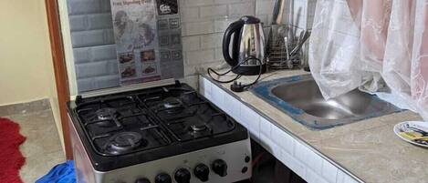 Deluxe Studio, 1 Queen Bed | Private kitchen | Fridge, microwave