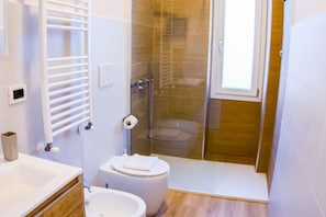 Doccia, articoli per l'igiene personale ecosostenibili, bidet, shampoo