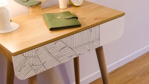 A wooden desk with a green folder, a white mug, and a gold clock. - BARONIO APARTMENT ONLY 10 MINUTES BY METRO TO THE CENTRE (Roma)