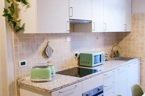 Microonde, forno, piano cottura, lavastoviglie