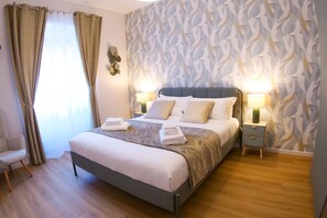 2 quartos, berço de viagem, roupa de cama