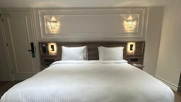 Presidential Room, Sea View | 1 bedroom, hypo-allergenic bedding, memory-foam beds, minibar