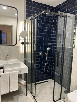 Premium Room, Sea View | Bathroom | Combined shower/bathtub, rainfall showerhead, slippers, towels - Prime Bosphorus Hotel (Istanbul)