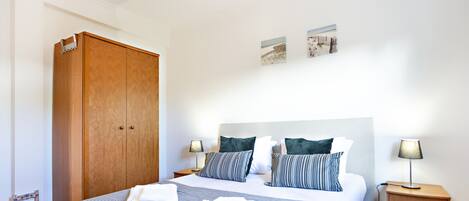 1 chambre, fer et planche à repasser, Wi-Fi gratuit, draps fournis