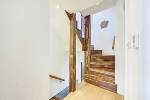 Interior - Stunning 4 Bedroom House - Hot tub+Gym - Sleeps upto 8 -Escape London, in London (London)