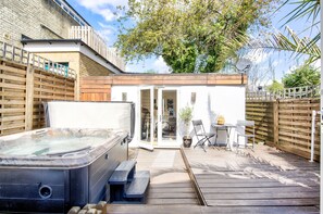 Terrace/patio - Stunning 4 Bedroom House - Hot tub+Gym - Sleeps upto 8 -Escape London, in London (London)