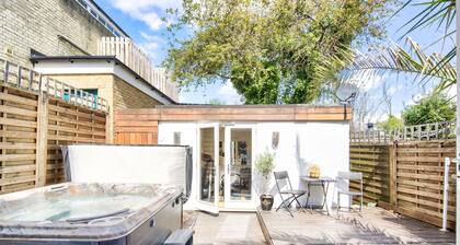 Stunning 4 Bedroom House - Hot tub+Gym - Sleeps upto 8 -Escape London, in London