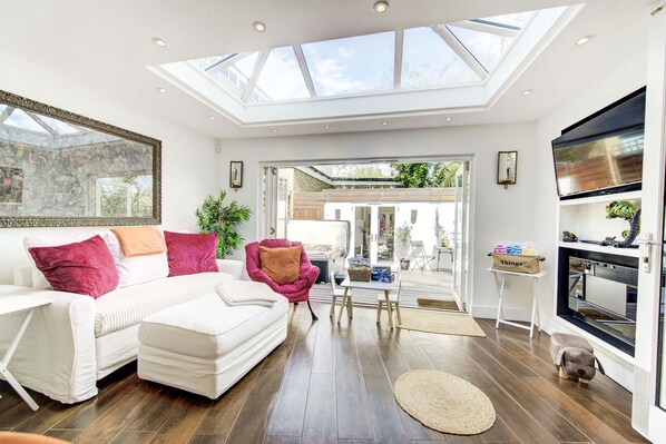 Smart TV, fireplace, video games - Stunning 4 Bedroom House - Hot tub+Gym - Sleeps upto 8 -Escape London, in London (London)