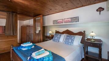 Traditional Villa | 4 bedrooms, soundproofing, iron/ironing board, bed sheets