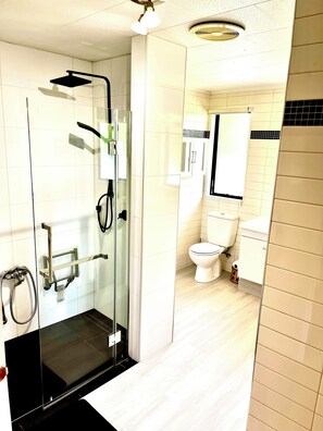 Shower, hair dryer, towels, soap - Valley Views Home (Auckland)