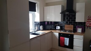 Fridge, microwave, oven, stovetop - Stafford Apartments (Stafford)