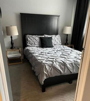 Iron/ironing board, free WiFi - Stafford Apartments (Stafford)