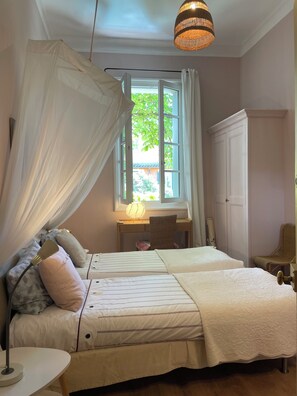 3 bedrooms, iron/ironing board, travel cot, WiFi - Belle et Ancienne Maison Dans le Centre Historique, Jardin et Bassin (Montpellier)