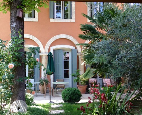 Belle et ancienne maison dans le centre historique, jardin et bassin