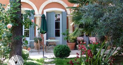 Belle et ancienne maison dans le centre historique, jardin et bassin