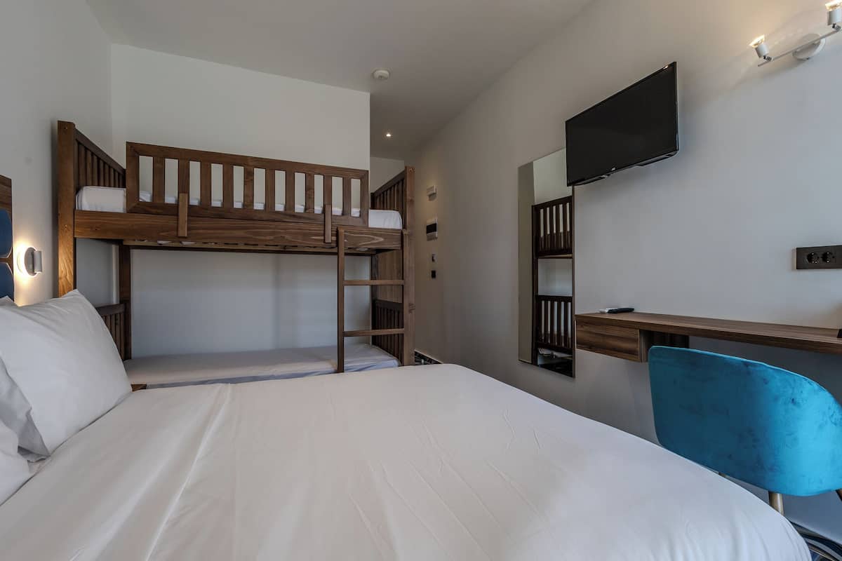 Standard Family Room Bunk Bed Pool View | 2 kamar tidur, brankas, meja kerja, dan ruang kerja ramah laptop