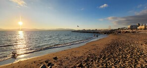 A beach with a pier, a flag, and buildings in the background. - Beautiful Villa, calm, 5 minutes walk to the beach. Walking distance to town. (Saint-Raphaël)